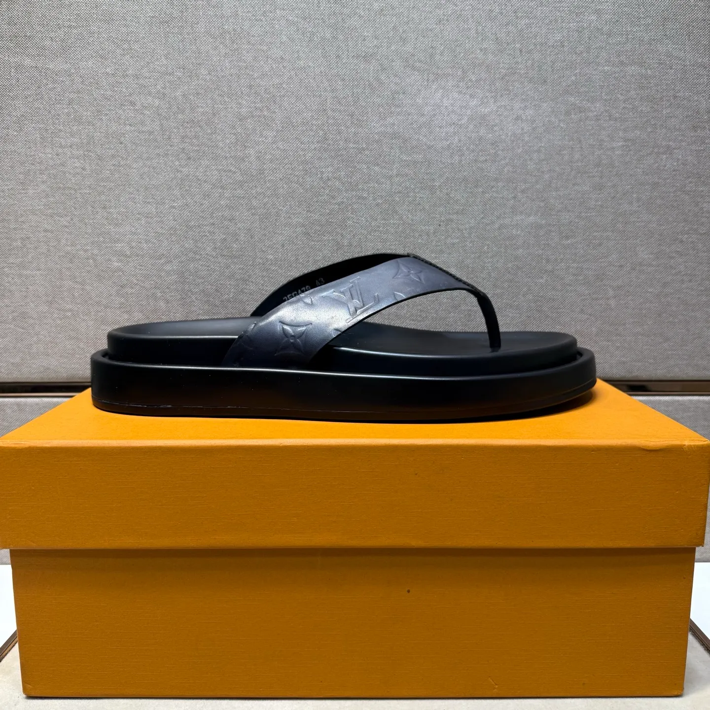 ⬛️Men's shoes 💰p400 [LV～] Men's casual slippers 2025z cabinet sales simultaneously 🔶Size: 39-44#️⃣ 🔷4 colors🔜The upper is made of cowhide stitching➕Genuine leather lining, comfortable and breathable, sole: original comfortable and wear-resistant outsole, ⚠️Real 📱Photographed🎬The real thing is better📢📢📢